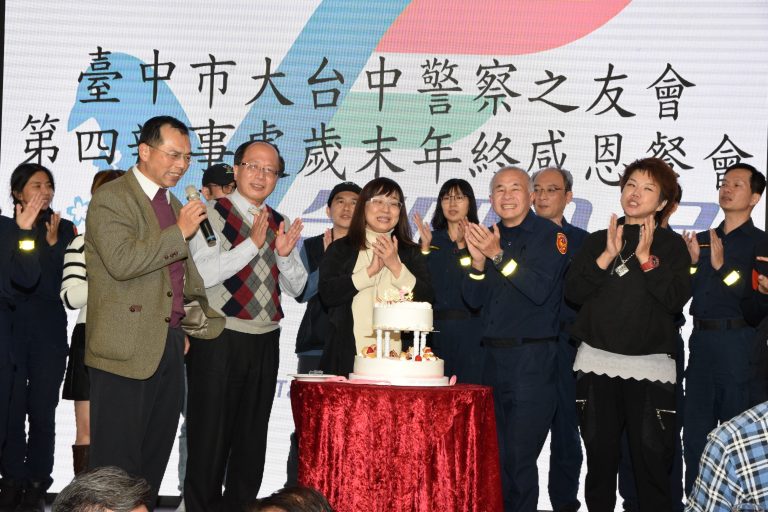 中市警第四辦事處於日前舉辦年終感恩餐會暨表揚績優員警活動，警友顧問許謹如(左三)同歡生日慶祝。(圖/記者謝榮浤翻攝)