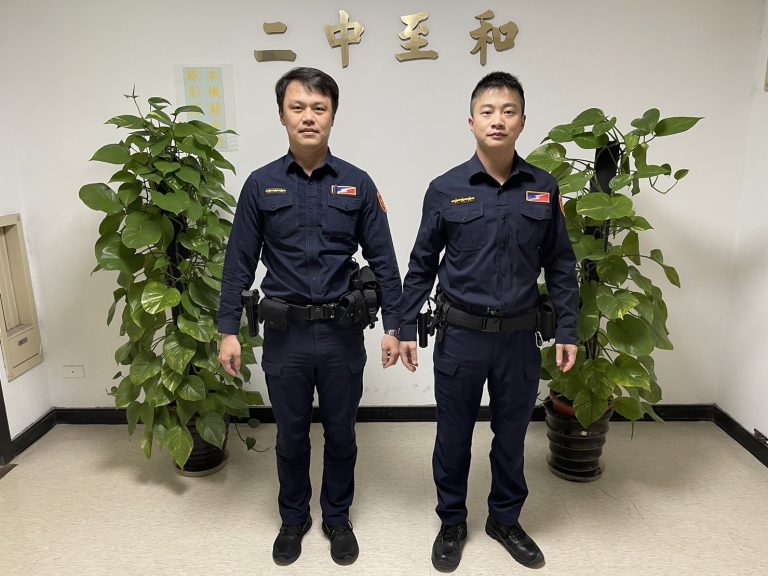 臺北市保安警察大隊第二中隊警員余明展、蔡葉闔（由左至右）。(記者宋紹誠翻攝)