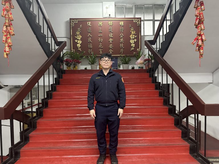 木柵派出所警員高振洋協同行員耐心查證說明，讓施姓男子免於被詐騙。（記者/吳萍翻攝）（）