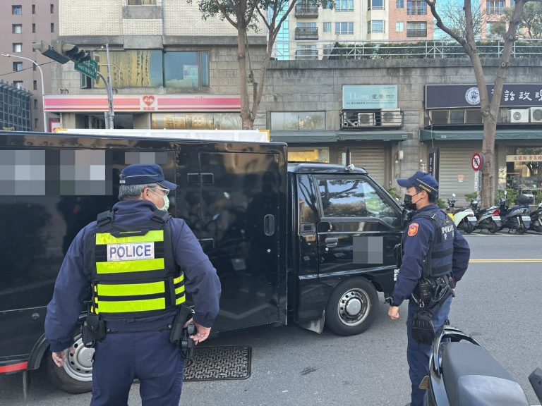 中市警四分局日前受保全業者委託平安運送鉅款至某銀行金庫存放。(圖/記者謝榮浤翻攝)