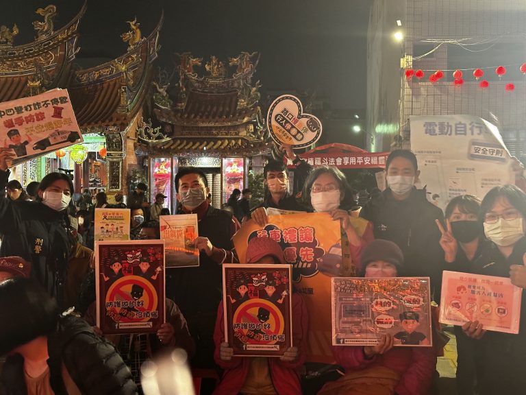 中市警四分局動員近百警力投入交通疏導管制及設置攤位向民眾進行交通安全及犯罪預防宣導，深獲地方肯定及好評。(圖/記者謝榮浤翻攝)