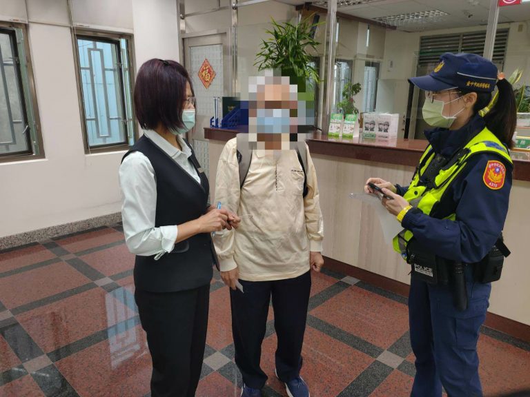 中市警四分局日前成功阻詐保住老翁80萬積蓄。(圖/記者謝榮浤翻攝)
