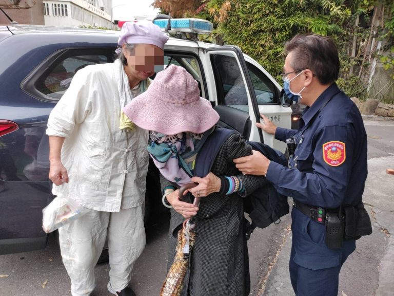 中市警四分局黎明派出所日前助迷途老婦人返家。(圖/記者謝榮浤翻攝)