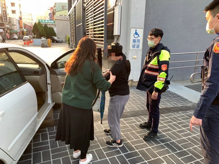 中市警四分局南屯派出所日前協尋工作壓力大離家出走女子返家團聚。(圖/記者謝榮浤翻攝)