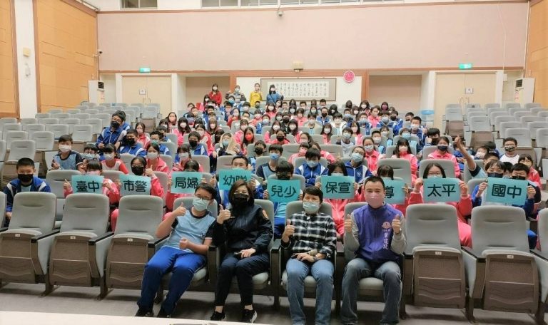 宣導小組成員與師生們互動熱絡，有拿到獎品的學生們直呼「太幸運了!」。(圖/記者林㤈輝翻攝)