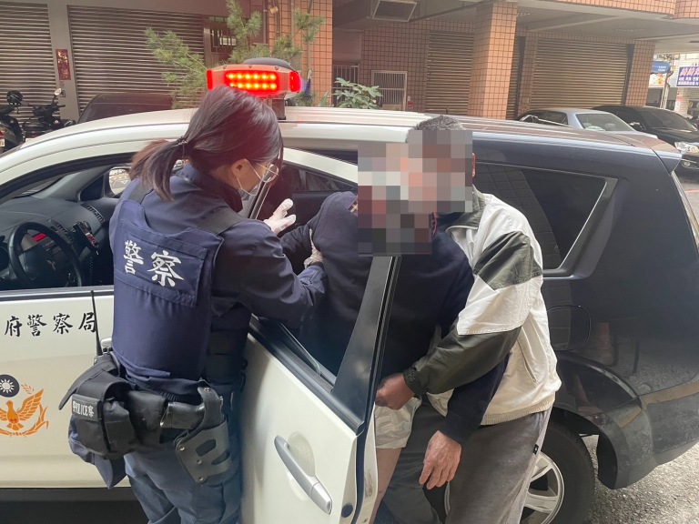 中市警四分局春社派出所日前助跌坐在路旁高齡91歲的陳姓老翁返家。(圖/記者謝榮浤翻攝)
