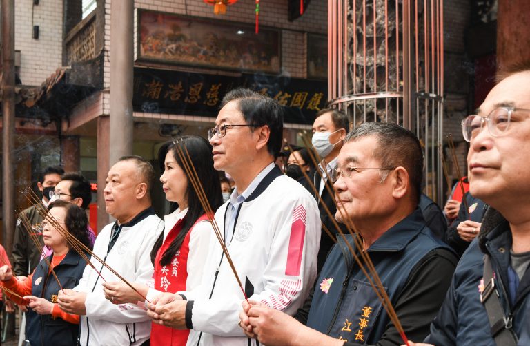 市長張善政（右三）、立法委員萬美玲（左三）、市府民政局長劉思遠（左二）上午一同前往桃園蓮華寺參香祈福。(圖/桃園巿政府提供)