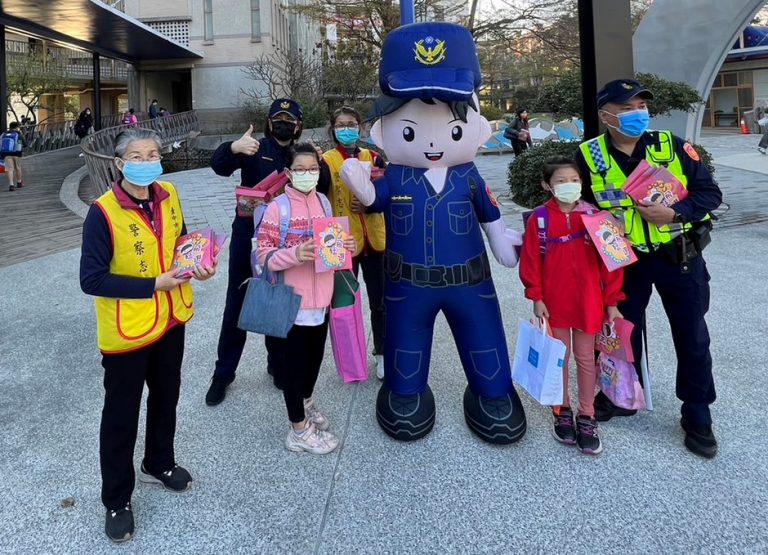 學童爭相與警察娃娃合影留念，直呼「好可愛」。(圖/記者林㤈輝翻攝)
