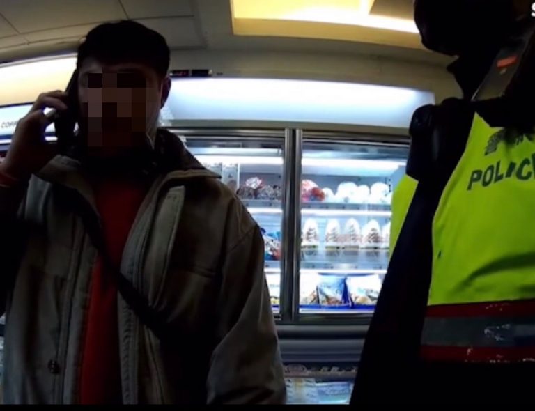 板橋分局大觀派出所員警即時到超商攔阻周男匯款。（記者戴昱弘翻攝）
