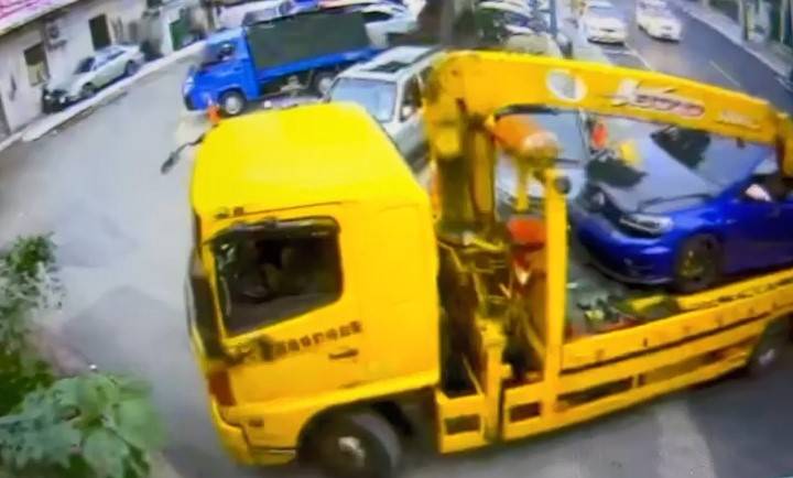 車場將事故車載往野人谷製造假車禍。（記者林金聖翻攝）