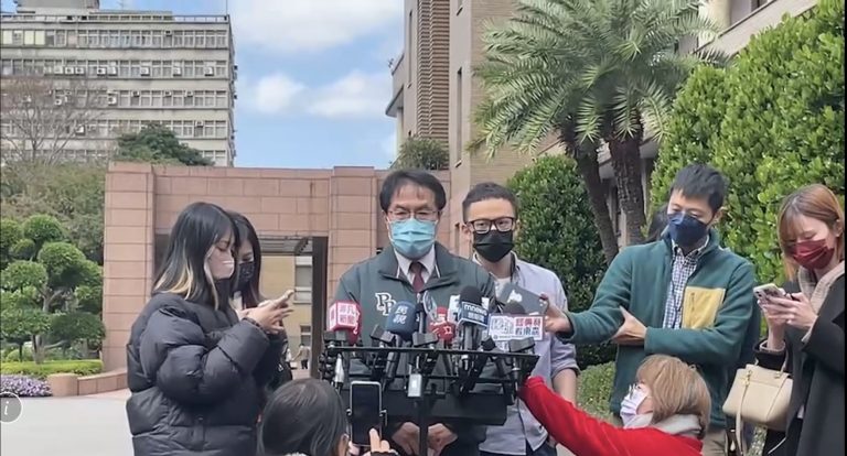 黃偉哲院會後接受媒體訪問轉述院會內。（記者林金聖翻攝）