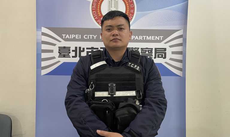 復興派出所警員劉明翰獲報後比對上班途中相同特徵老翁,立刻通知家屬,協助老人返家團圓。(記者楊國域翻攝)