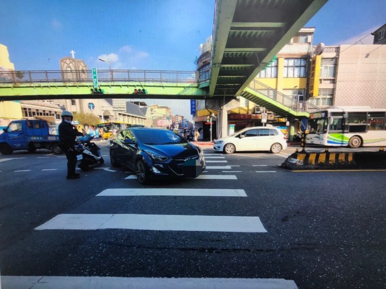 文林派出所鄭姓警員指揮疏導交通時遭左轉自小客車撞擊。(記者林艷林翻攝)