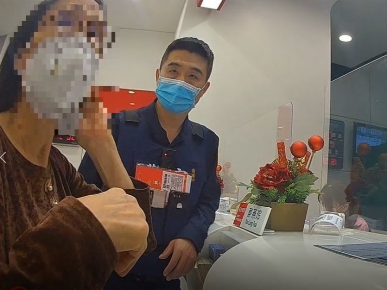 後港派出所員警簡裕益、洪佳伶接獲通報中國信託劍潭分行有一名婦人疑似遭詐騙，立即趕赴現場處理。(記者林艷林翻攝)