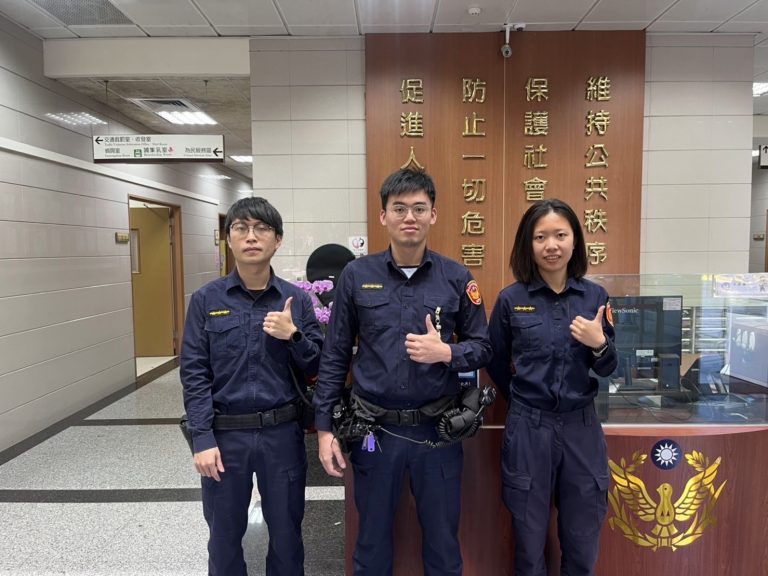 文林派出所員警姚孟汝、林威宏、潘奎榮等人，日前接獲通報中山北路5段(西歐加油站前)需疾病救護，旋即趕赴現場處理。(記者林艷林翻攝)