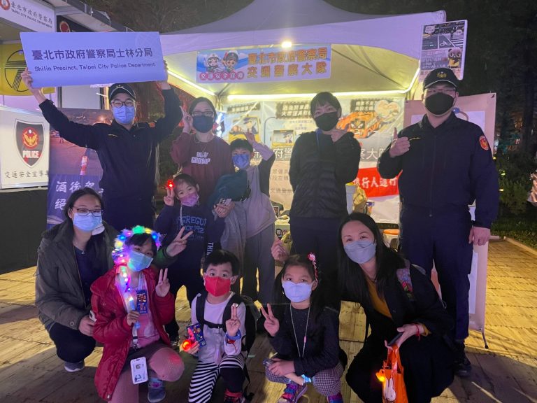 士林分局交通安全宣導團，特別前進「中央展區」陪同民眾賞燈，提醒逛花燈的朋友們也要注意交通安全。(記者林艷林翻攝)
