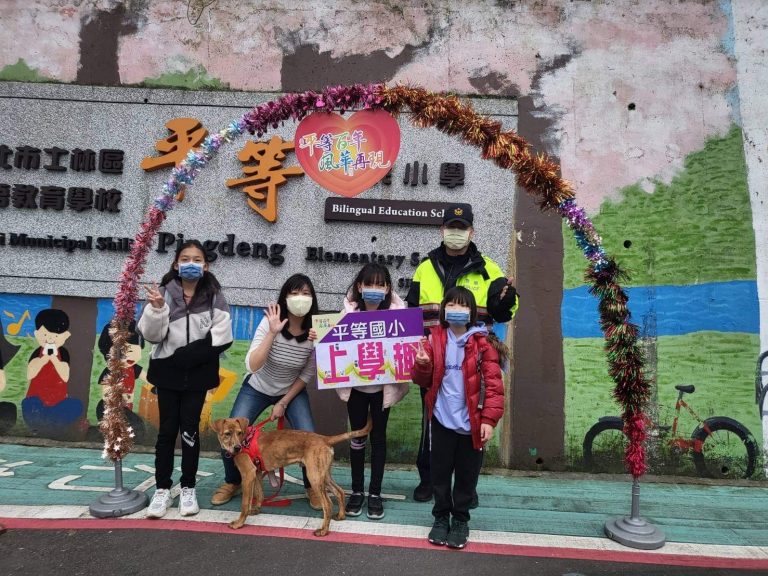 士林分局分局長黃水願實施交通安全宣導，重視校園交通安全，讓學校師生「安心」、孩童家長「放心」。(記者林艷林翻攝)