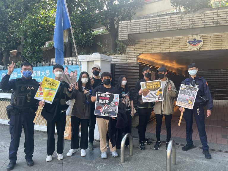 士林分局至銘傳大學校門口舉辦「校園年輕機車族群交安宣導快閃」活動。(記者林艷林翻攝)