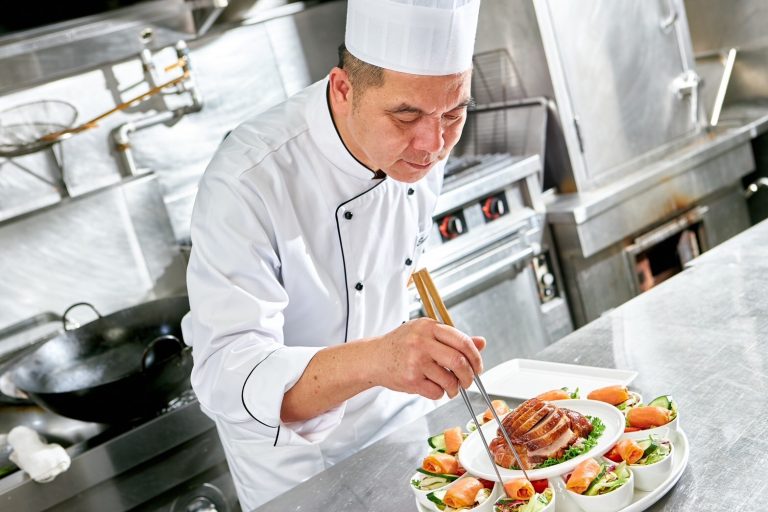 有40年料理經驗的港籍主廚張建文，為謝師宴，推出豐盛饗宴。(圖/格萊天漾大飯店提供)