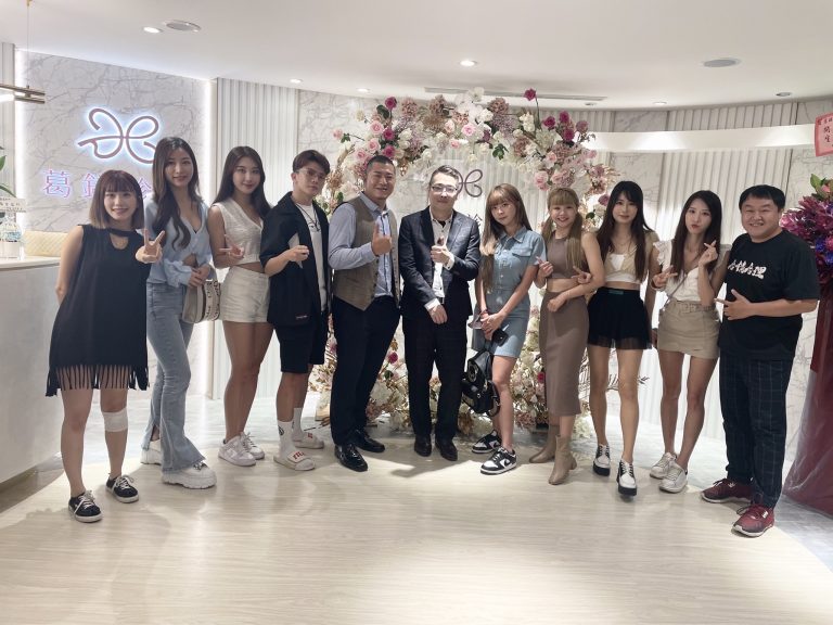 草爺投資醫美診所，圈內好友前來祝賀。 (圖/葛鎂診所提供)