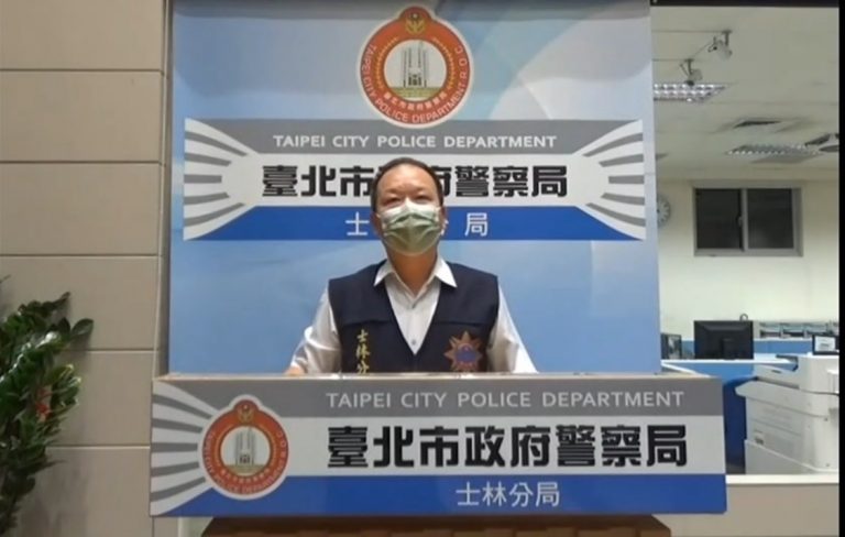 偵查隊副隊長林顏興說明畫面。(記者林艷林翻攝)