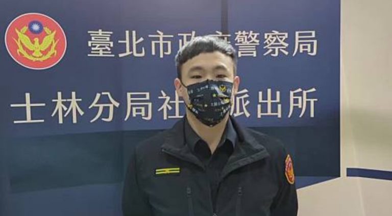社子派出所副所長蕭名宏說明畫面。(記者林艷林翻攝)