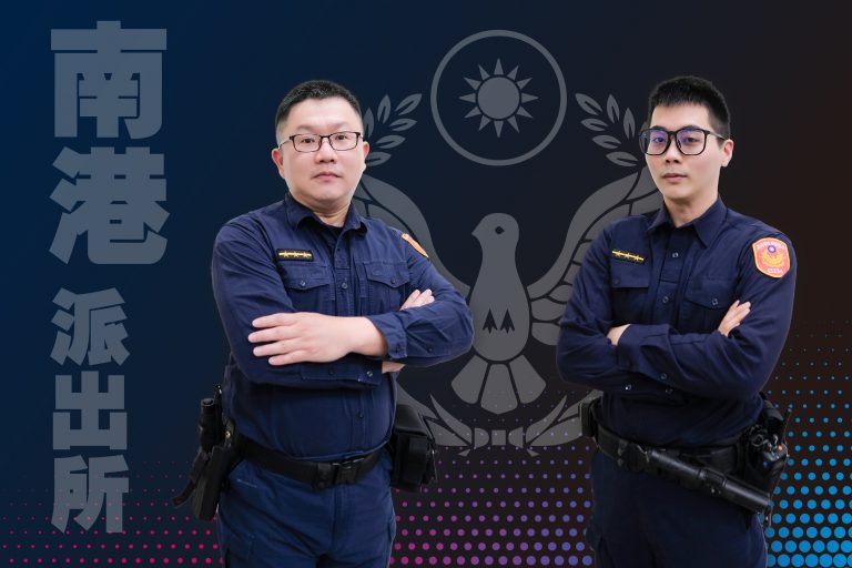 南港派出所暖警李彥傑（左）及陳璿中（右）將老翁載返所協助包紮傷口，並通報管轄分局轉家屬老翁平安尋獲消息。(記者林艷林翻攝)