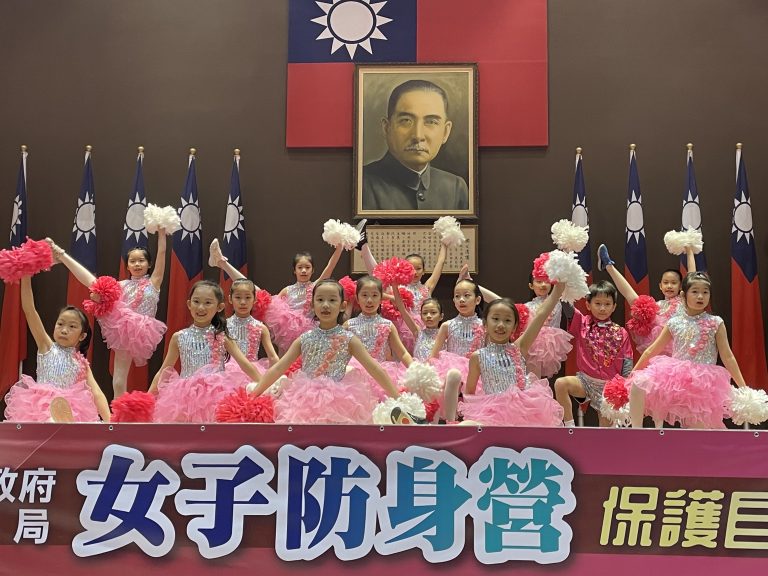 本次防身營活動由可愛的小朋友們組成的活力啦啦隊表演展開，幫學員們加油打氣。(圖/記者林㤈輝翻攝)