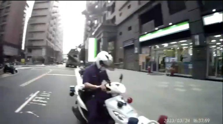 新莊分局中平所員警火速到場。（記者戴昱弘翻攝）