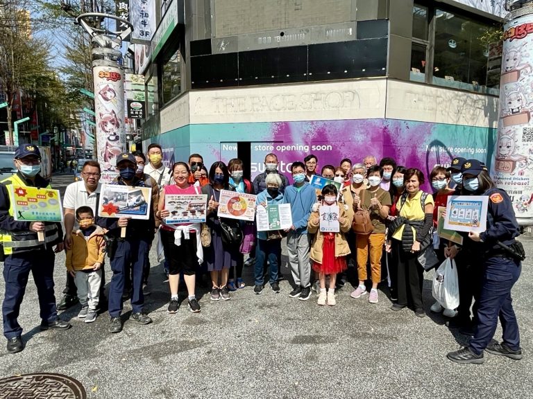 臺北市保安警察大隊員警於萬華西門町徒步區,宣導識詐四步驟,呼籲民眾防誤入。(記者宋紹誠翻攝)