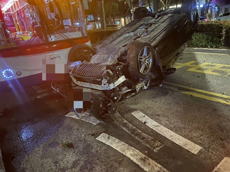 賓士車翻覆波及公車。（記者林金聖翻攝）