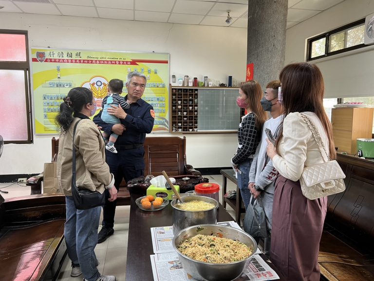 中市警四分局日前助因服用感冒藥物後昏迷嬰就醫，家屬特地全家總動員親自到警所致謝。(圖/記者謝榮浤翻攝)
