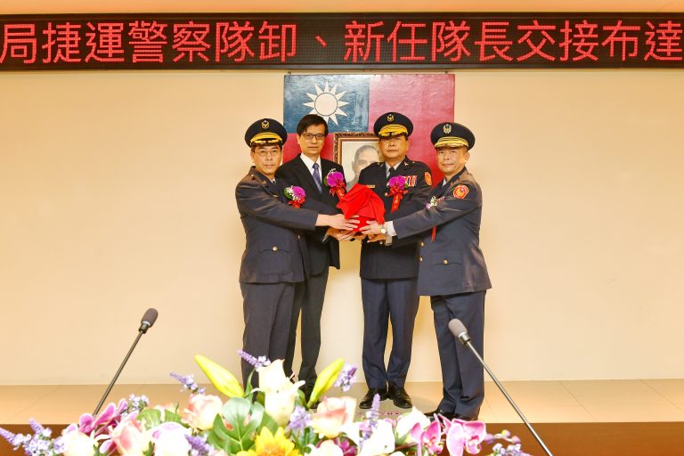 中市警捷運警察隊舉行卸、新任隊長交接布達典禮，由中市警局長李文章監交。(圖/記者謝榮浤翻攝)