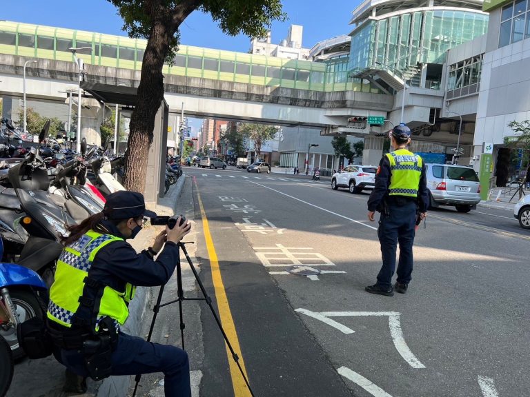 中市警四分局採取威力執法加強手段, 4天共開出260張路口汽、機車搶越行人穿越道罰單,為各分局之冠。(圖/記者謝榮浤翻攝)