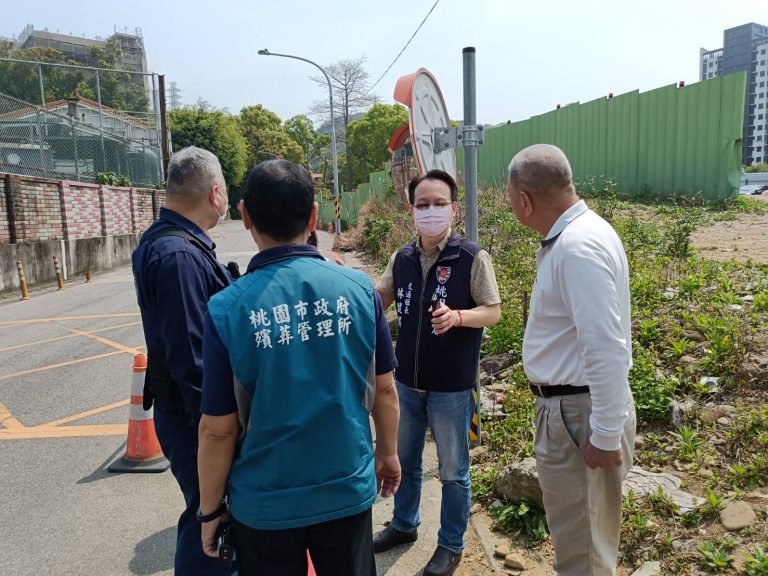 桃園分局與桃園殯葬所，針對車輛動線及停車資訊等交換意見（圖/桃園分局提供）