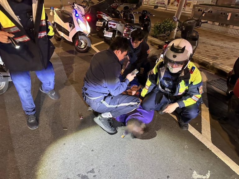 桃園分局員警洪紹敏珉及謝宗燁將其制伏在地。（圖/桃園分局提供）