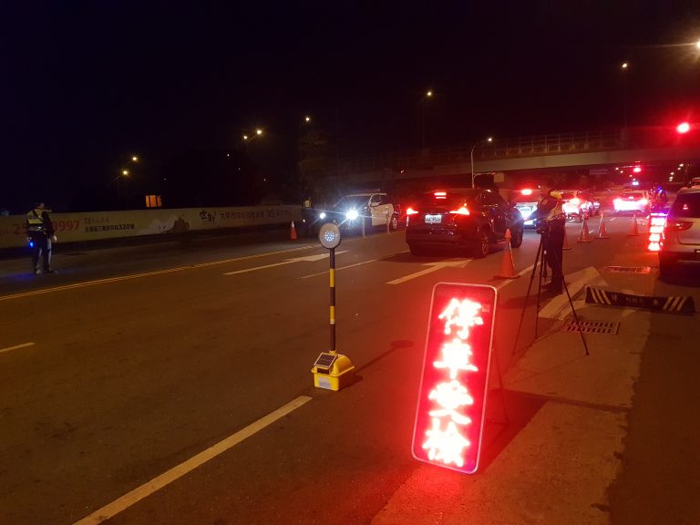 中市警局為防制酒駕交通事故發生，規劃清明節假期將展開同步擴大取締酒後駕車專案勤務，請勿心存僥倖以免受罰。(圖/記者林㤈輝翻攝)