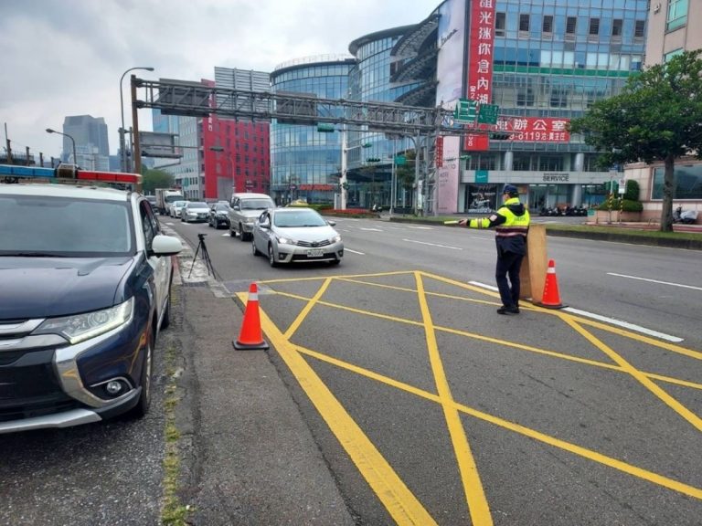 內湖分局員警執行高乘載管制勤務