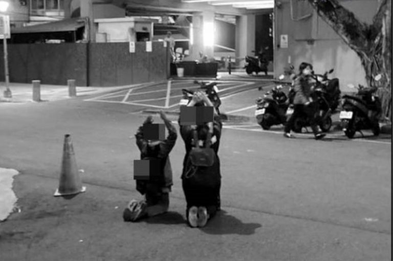 網傳母子高舉雙手罰跪街頭引熱議。（翻攝汽車專家林大維臉書）