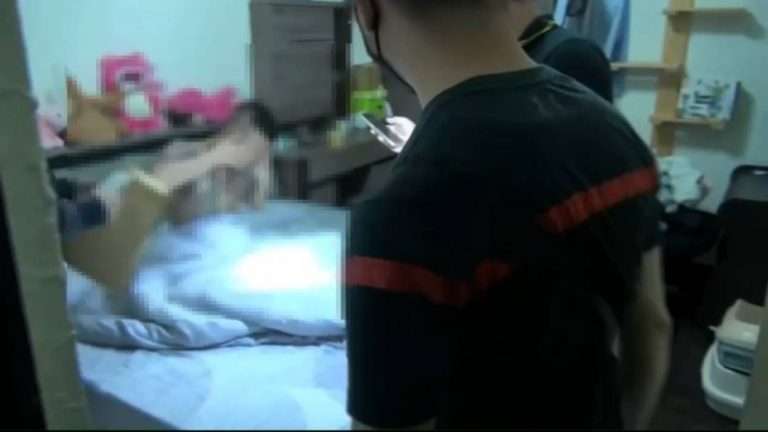 逄姓主嫌睡夢中遭警逮捕。（記者林金聖翻攝）