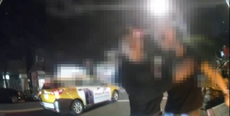 黃姓及莊姓男子不服盤檢與警叫囂。（記者林金聖翻攝）