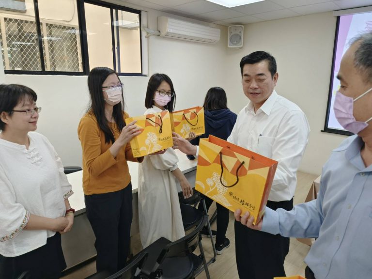 特別準備女性同仁選擇的「精油皂」，由大隊長林明佐親自逐一致贈。(圖/記者林㤈輝翻攝)