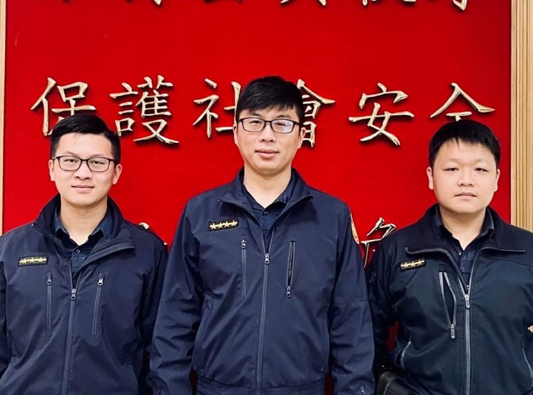 內湖分局文德派出所副所長陳明昶(中)、警員何旻祐(左)、郭柏辰(右)。( 記者宋紹誠翻攝 )