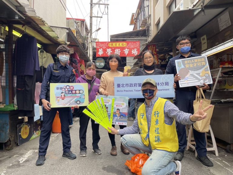 士林分局專程前往華榮市場「銀髮族行人交安宣導」活動。(記者林艷林翻攝)