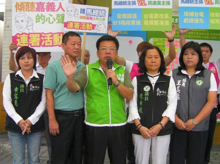 右一王美惠(擔任議員時˙)、左黃露慧，黨內競爭以和為貴。(取自網路)