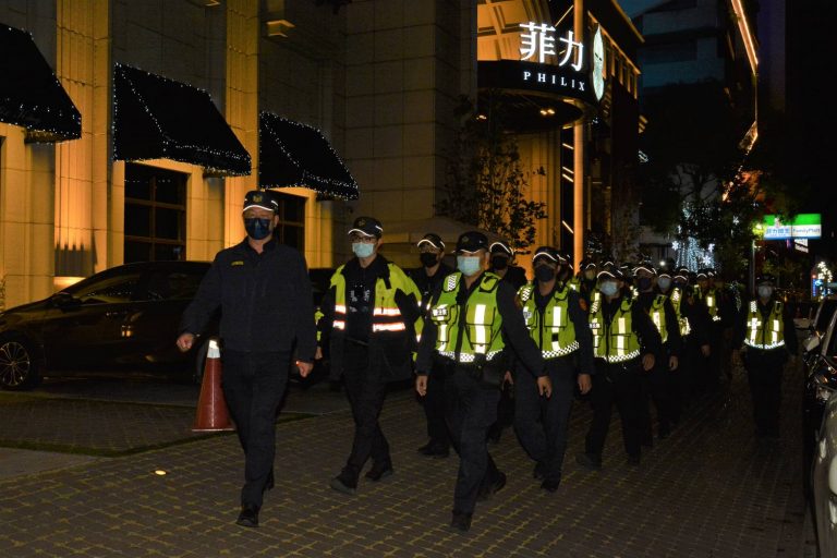 中市警六分局長賈立民親自率隊到轄內多家易滋事場所執行高強度擴大臨檢及重要路段定點路檢，展現警方強勢執法作為。(圖/記者謝榮浤翻攝)