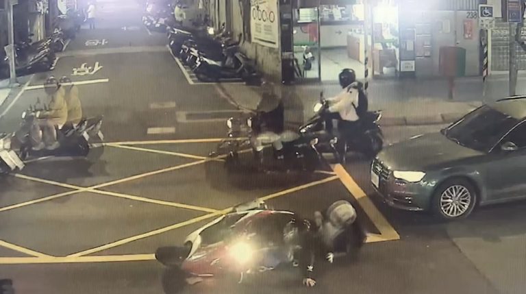 張男酒駕撞到人。（記者徐煜勝翻攝）