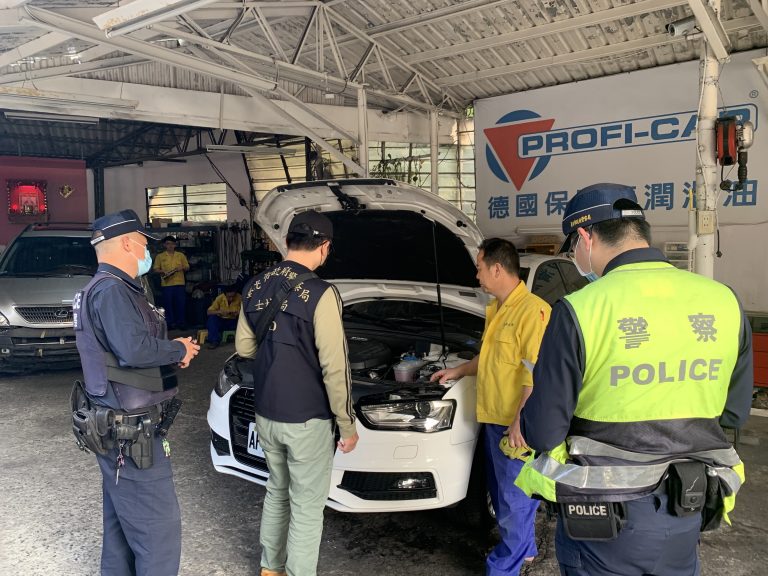 士林警方運用組合警力，針對黑道據點、圍事、依附行業及易出入場所，展開高強度、高密度威力掃蕩臨檢。(記者林艷林翻攝)