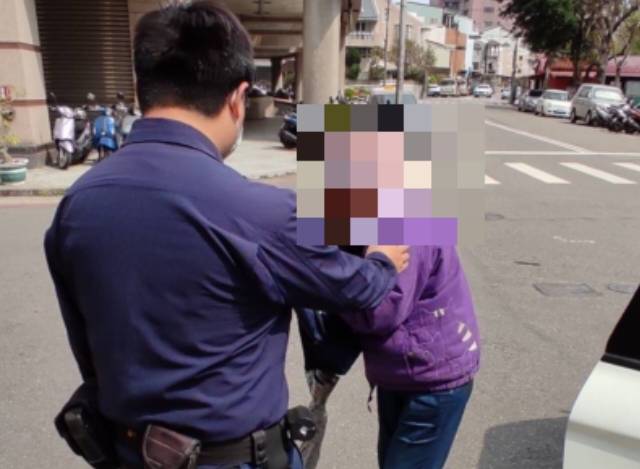 中市警五分局四平派出所日前助迷路老婦人返家。(圖/記者謝榮浤翻攝)