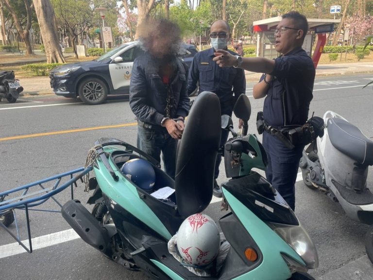 大樹所員警蘇靖博、陳俊彥發現竊車賊速逮捕。（記者宋紹誠翻攝）
